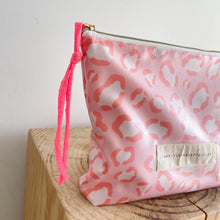 Load image into Gallery viewer, Bolsa plastificada XL LEO ROSA
