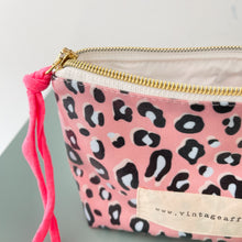 Load image into Gallery viewer, Bolsa plastificada ANIMAL PRINT ROSA