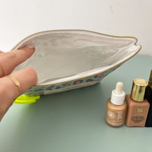 Load image into Gallery viewer, Bolsa plastificada ANIMAL PRINT VERDE