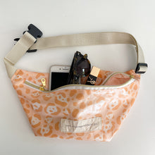 Load image into Gallery viewer, Bolsa de cintura LÉO AMARELO