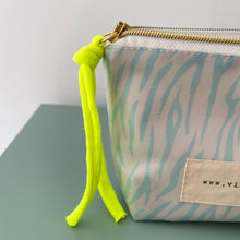 Load image into Gallery viewer, Bolsa plastificada ZEBRA TURQUESA