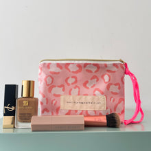 Load image into Gallery viewer, Bolsa plastificada LEO ROSA