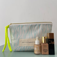 Load image into Gallery viewer, Bolsa plastificada ZEBRA TURQUESA