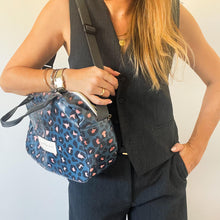 Load image into Gallery viewer, Lancheira M ANIMAL PRINT AZUL 💥 promo 💥