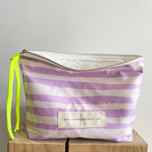 Load image into Gallery viewer, Bolsa plastificada XL RISCAS LILÁS