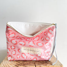 Load image into Gallery viewer, Bolsa plastificada XL LEO ROSA