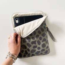Load image into Gallery viewer, Capa para tablet OLIVE