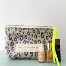 Load image into Gallery viewer, Bolsa plastificada ANIMAL PRINT CAQUI