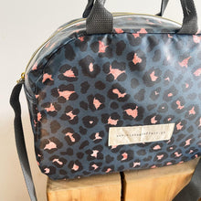 Load image into Gallery viewer, Lancheira M ANIMAL PRINT AZUL 💥 promo 💥