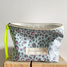 Load image into Gallery viewer, Bolsa plastificada XL ANIMAL PRINT VERDE