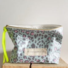 Load image into Gallery viewer, Bolsa plastificada XL ANIMAL PRINT VERDE