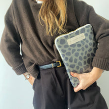 Load image into Gallery viewer, Capa para tablet OLIVE