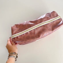 Load image into Gallery viewer, Bolsa para acessórios cabelo MOCHA MOUSSE