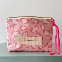 Load image into Gallery viewer, Bolsa plastificada LEO ROSA