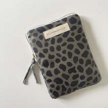 Load image into Gallery viewer, Capa para tablet OLIVE