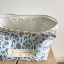 Load image into Gallery viewer, Bolsa plastificada XL ANIMAL PRINT VERDE