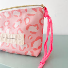 Load image into Gallery viewer, Bolsa plastificada LEO ROSA