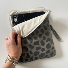 Load image into Gallery viewer, Capa para tablet OLIVE