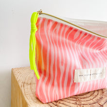 Load image into Gallery viewer, Bolsa plastificada XL ROSA PASTILHA