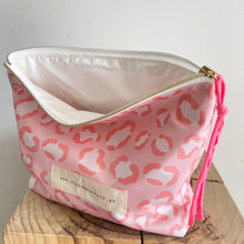 Load image into Gallery viewer, Bolsa plastificada XL LEO ROSA