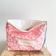 Load image into Gallery viewer, Bolsa plastificada XL LEO ROSA