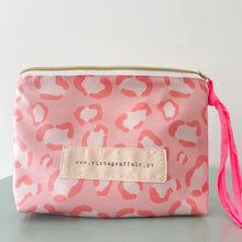 Load image into Gallery viewer, Bolsa plastificada LEO ROSA