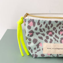 Load image into Gallery viewer, Bolsa plastificada ANIMAL PRINT VERDE