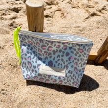 Load image into Gallery viewer, Bolsa plastificada XL ANIMAL PRINT VERDE