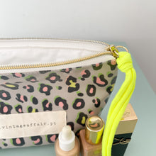 Load image into Gallery viewer, Bolsa plastificada ANIMAL PRINT CAQUI