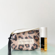 Load image into Gallery viewer, bolsa plastificada LEOPARDO ESCURO