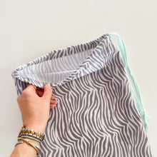 Load image into Gallery viewer, saco multiusos cordão ZEBRA CINZA