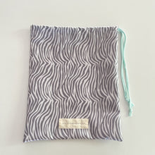 Load image into Gallery viewer, saco multiusos cordão ZEBRA CINZA