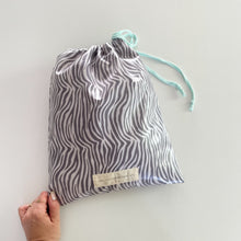 Load image into Gallery viewer, saco multiusos cordão ZEBRA CINZA