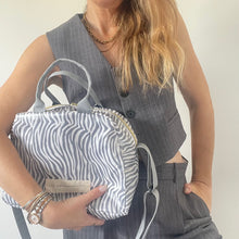 Load image into Gallery viewer, Lancheira M ZEBRA CINZA