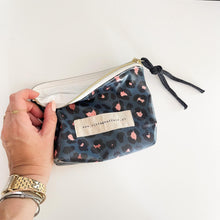 Load image into Gallery viewer, Bolsa plastificada ANIMAL PRINT AZUL