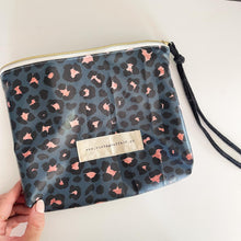 Load image into Gallery viewer, Bolsa plastificada XL ANIMAL PRINT AZUL