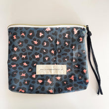 Load image into Gallery viewer, Bolsa plastificada XL ANIMAL PRINT AZUL