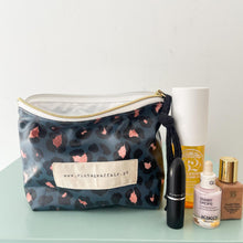 Load image into Gallery viewer, Bolsa plastificada ANIMAL PRINT AZUL