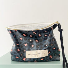 Load image into Gallery viewer, Bolsa plastificada XL ANIMAL PRINT AZUL