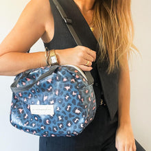 Load image into Gallery viewer, Lancheira M ANIMAL PRINT AZUL 💥 promo 💥