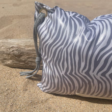 Load image into Gallery viewer, Almofada de Praia ZEBRA CINZA