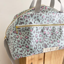 Load image into Gallery viewer, Saco fim de semana ANIMAL PRINT VERDE