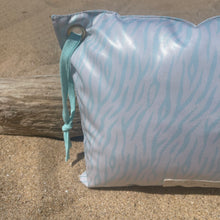 Load image into Gallery viewer, Almofada de Praia ZEBRA TURQUESA