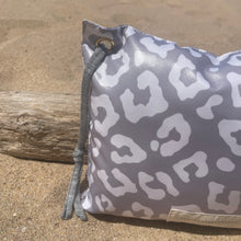 Load image into Gallery viewer, Almofada de Praia MANCHA CINZA CLARO