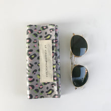 Load image into Gallery viewer, Bolsa para óculos ANIMAL PRINT CAQUI
