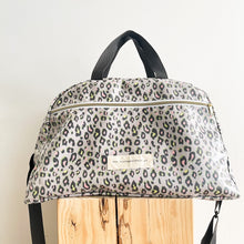 Load image into Gallery viewer, Saco fim de semana ANIMAL PRINT CAQUI