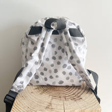 Load image into Gallery viewer, Mochila pequena DOTS