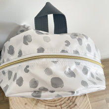 Load image into Gallery viewer, Mochila pequena DOTS