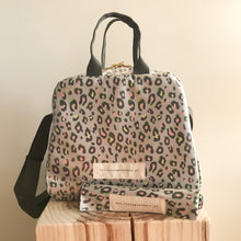 Load image into Gallery viewer, Lancheira M ANIMAL PRINT CAQUI