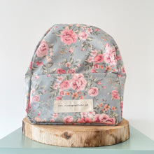 Load image into Gallery viewer, Mochila pequena FLORAL